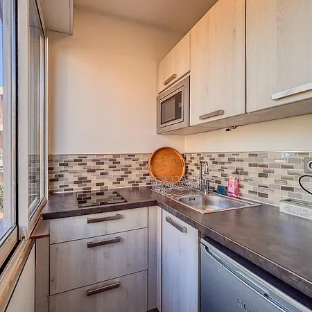 Contemporary 2p Just Steps From The