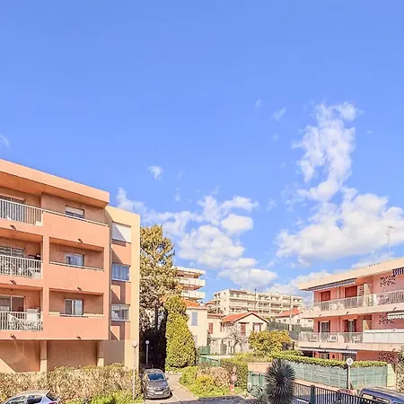 Contemporary 2p Just Steps From The