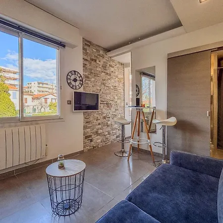 Contemporary 2p Just Steps From The